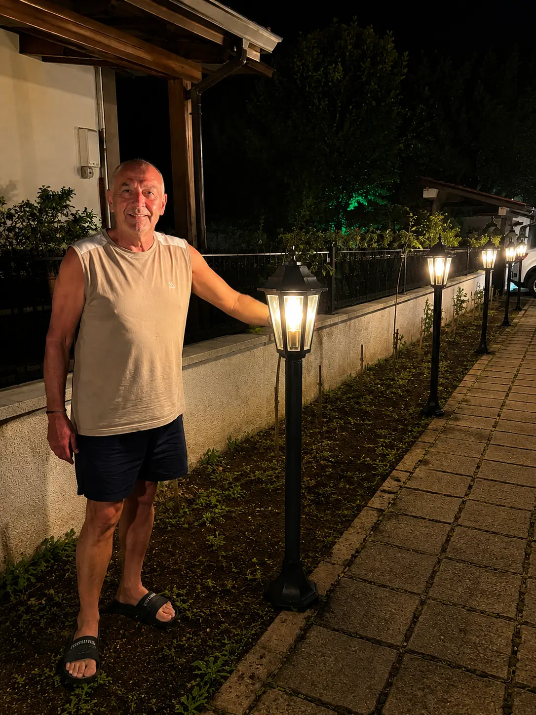 Zufriedener Kunde mit Solar-Gartenlaternen in der Einfahrt installiert